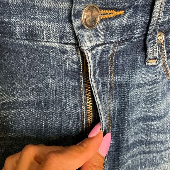 Good American Straight Leg Step Hem Jeans - Picture 6 of 9